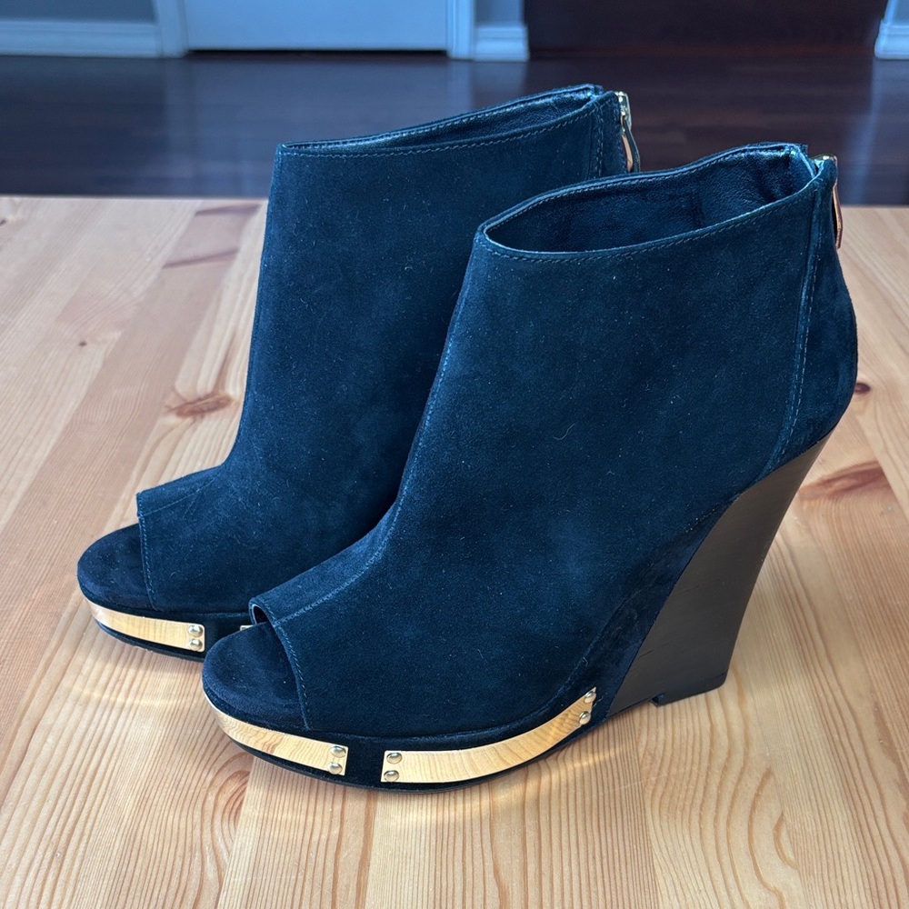 Vince Camuto Black and Gold Peep-Toe Wedges